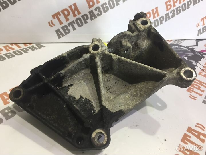 Рено Трафик Кронштейн навесного оборудования