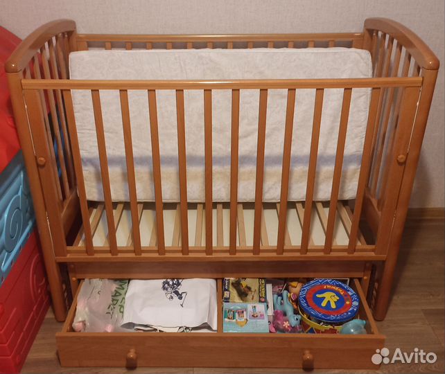 Детская кроватка с маятником