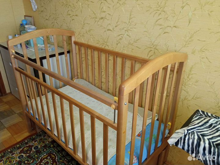 Детская кроватка с маятником