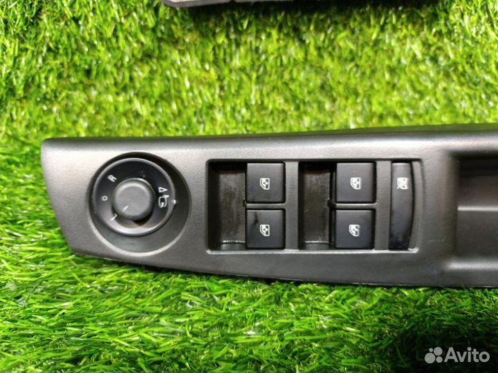 Блок упр. стеклоподьемниками передний левый