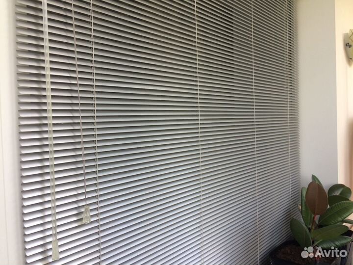 Горизонтальные жалюзи на окна
