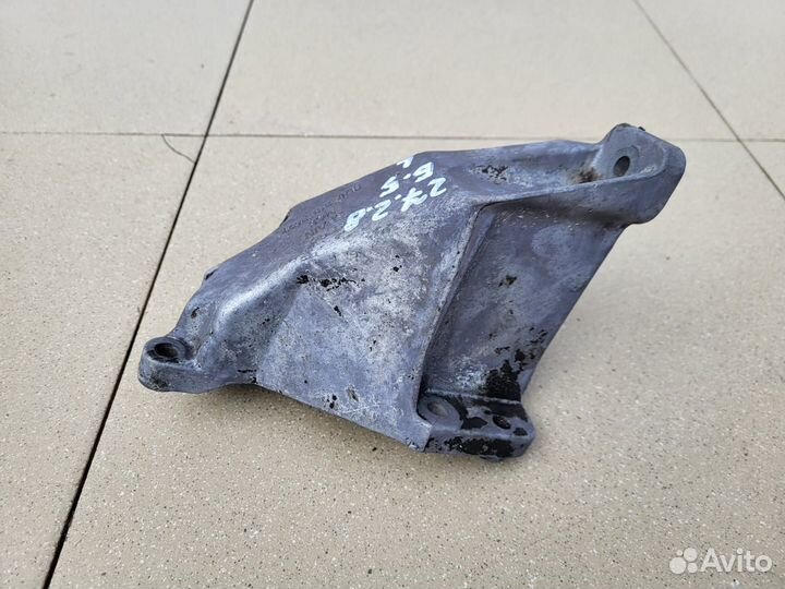 Кронштейн двигателя левый VW Passat B5