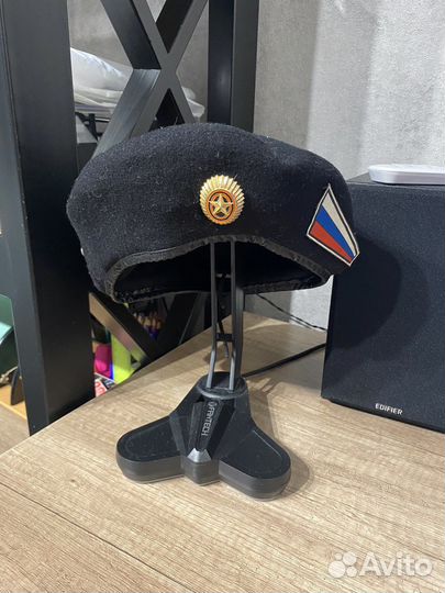 Черный берет