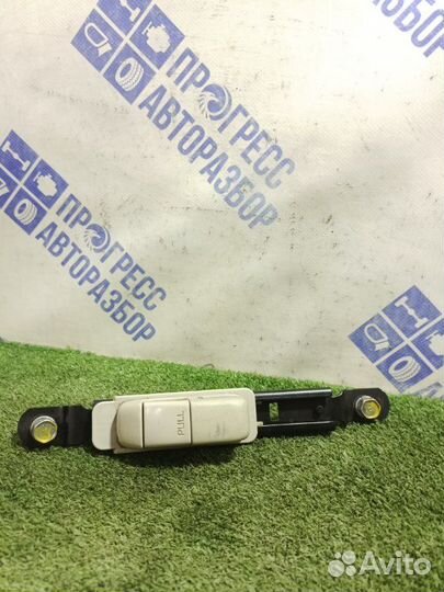 Регулятор ремня безопасности левый Nissan Tiida