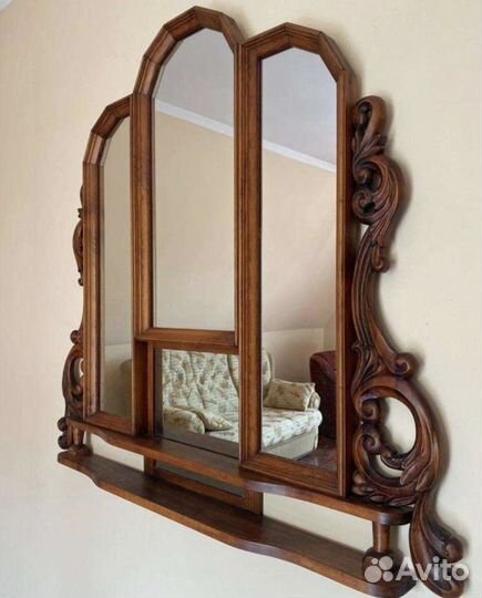 Зеркало в деревянной резной раме