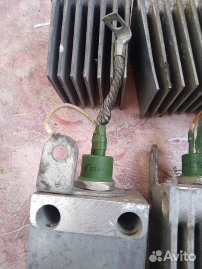 Тиристоры Т50 на радиаторах. Радиодетали