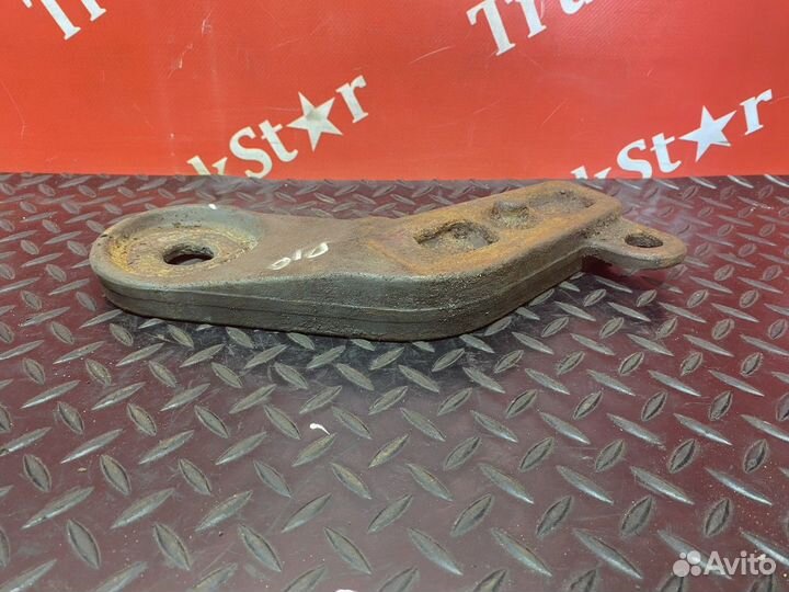 Кронштейн амортизатора нижний правый