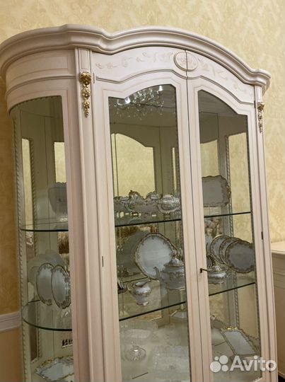 Витрина и комод