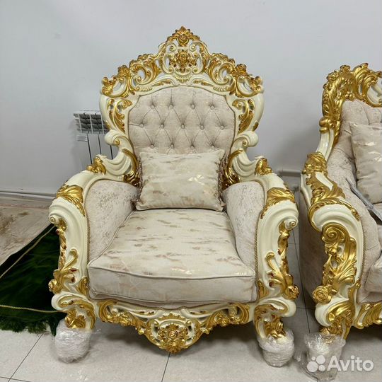Комплект Диван и 2 кресла новые сусальное золото