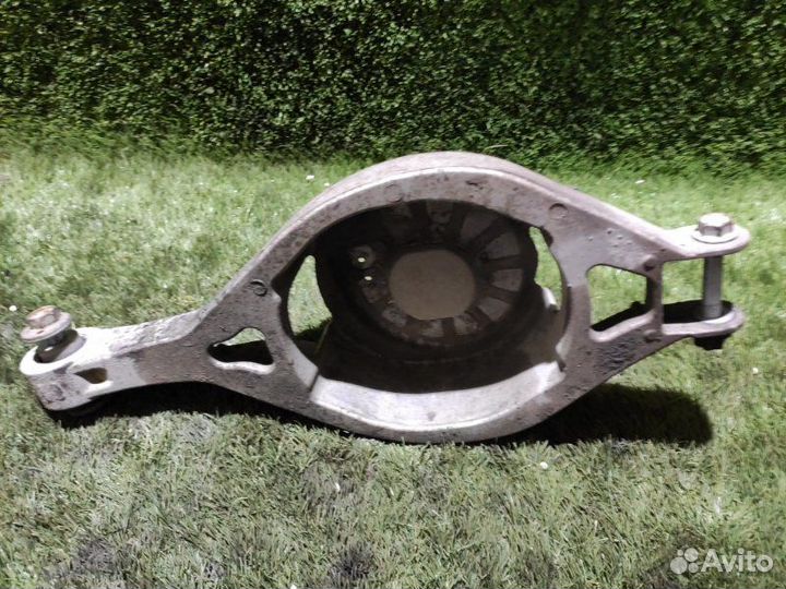 Рычаг подвески нижний задний левый Nissan Stagea