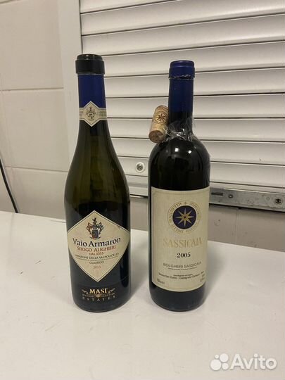 Пустые бутылки от вина sassicaia