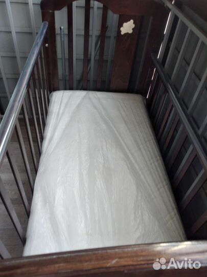 Детская кроватка с маятником