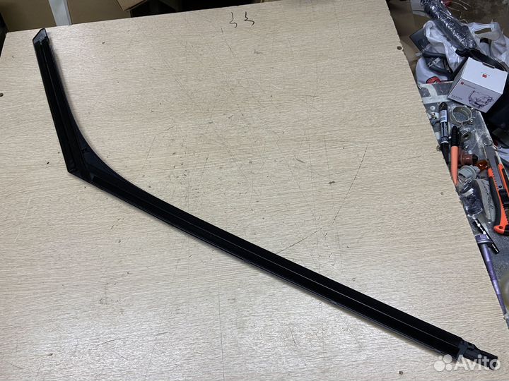 Молдинг задней правой двери Toyota Alphard 3