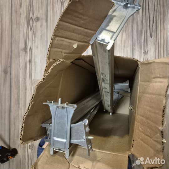 Уголок крепежный