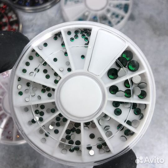 Стразы для дизайна ногтей в карусели