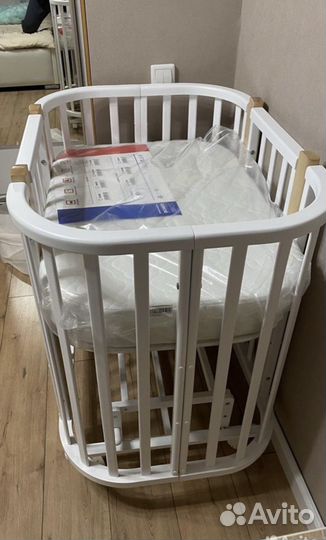 Детская кроватка с маятником и двумя матрасами