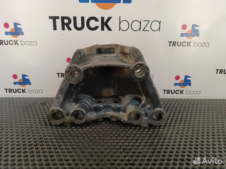 1785815 Кронштейн передней рессоры правы