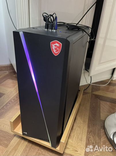 Игровой компьютер с монитором и клавиатурой