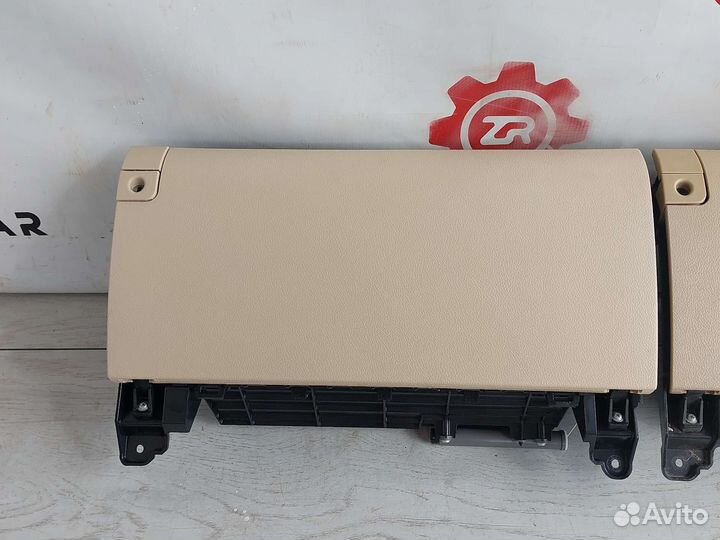 Lexus LX570 Бардачек