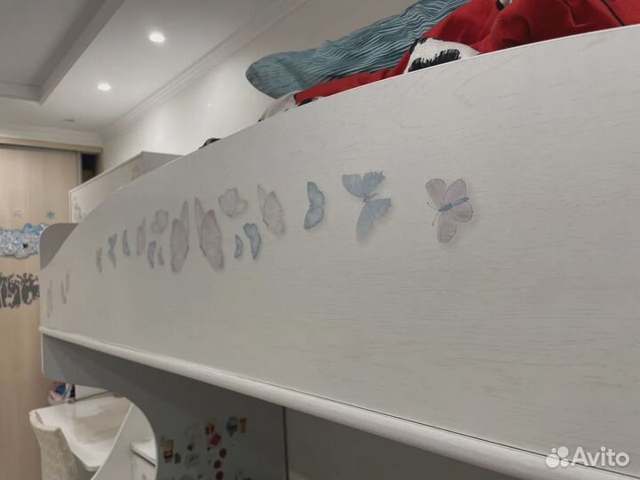 Двухъярусная детская кровать с лестницей комодом