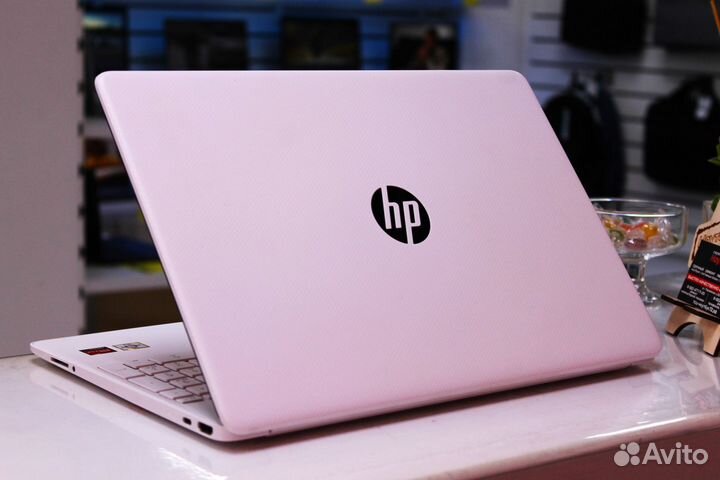 Стильный ноутбук HP в белом корпусе