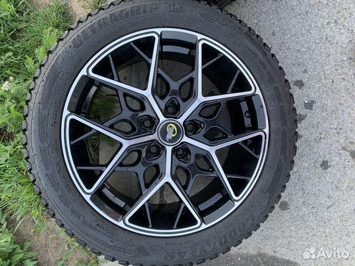 Goodyear UltraGrip Ice 215/50 R17 95T