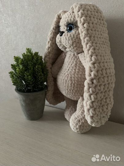 Вязаный плюшевый зайчик