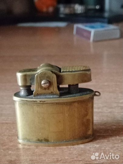 Старая бензиновая зажигалка