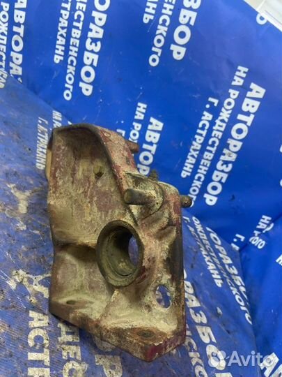 Кронштейн энергоаккумулятора. Renault Magnum