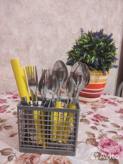 Набор столовых приборов с подставкой
