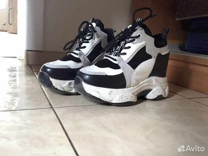 Продам кроссовки женские