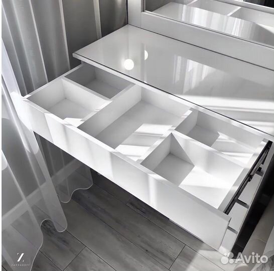 Туалетный столик визажиста с гримёрным зеркалом