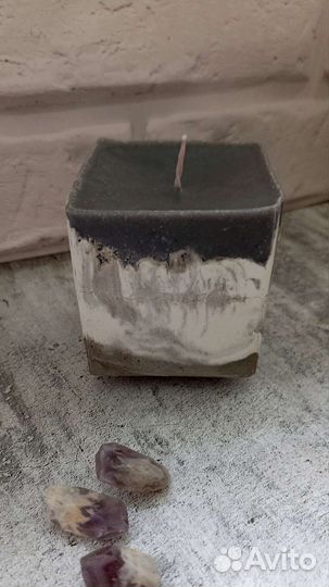 Свеча на бетоне