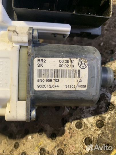 Мотор стеклоподъемника Volkswagen Tiguan