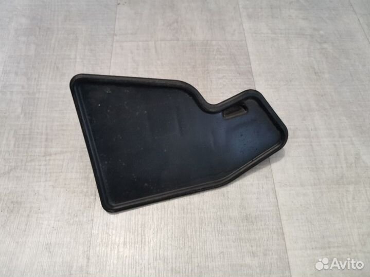 Брызговик задний правый Toyota Avensis T250 1.8