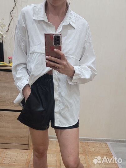 Рубашка и кожаные шорты