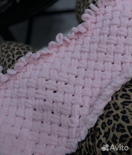 Пледы и подушки