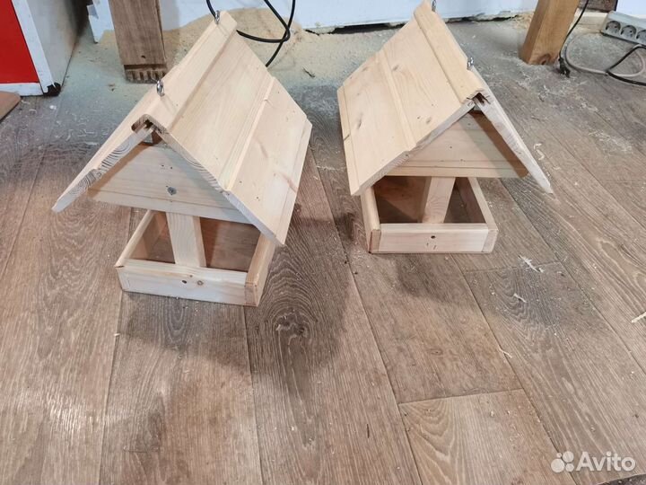 Кормушка и скворечник для птиц