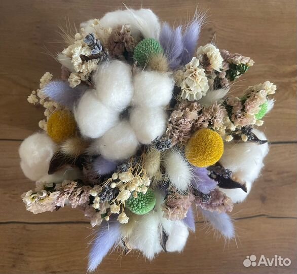Сухоцветы в корзинке из джута 