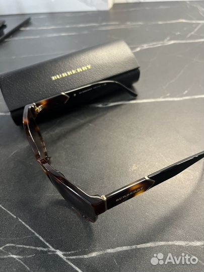 Солнцезащитные очки женские Burberry