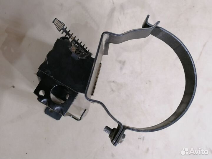 Кронштейн бачка гидроусилителя Opel Vectra A 1994