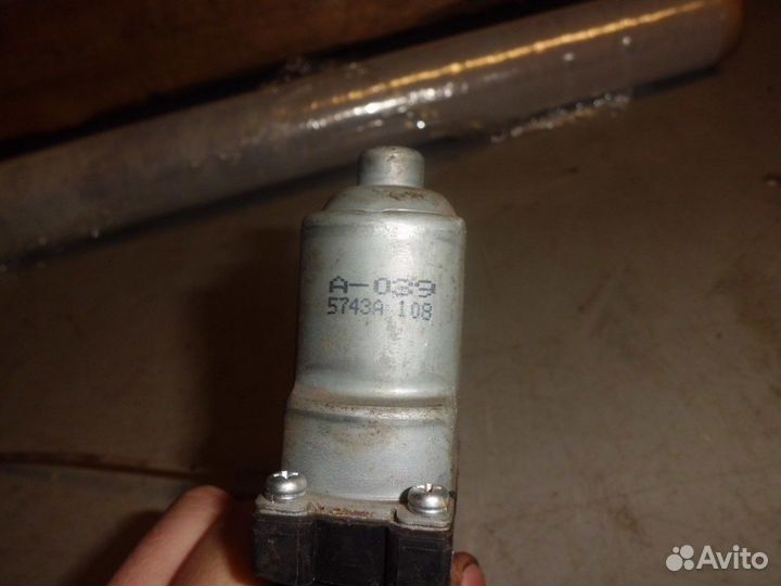 Моторчик стеклоподъемника задний левый