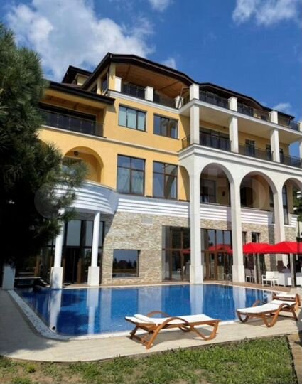 Дом 2000 м² на участке 18 сот.