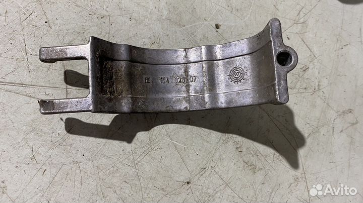 Кронштейн воздушного насоса Mercedes Benz W210