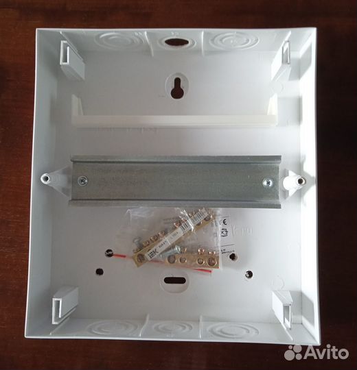 Щит распределительный навесной IEK Home щрн-П-8