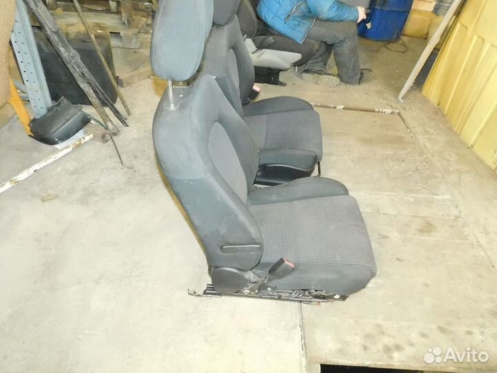 Передние сиденья субару