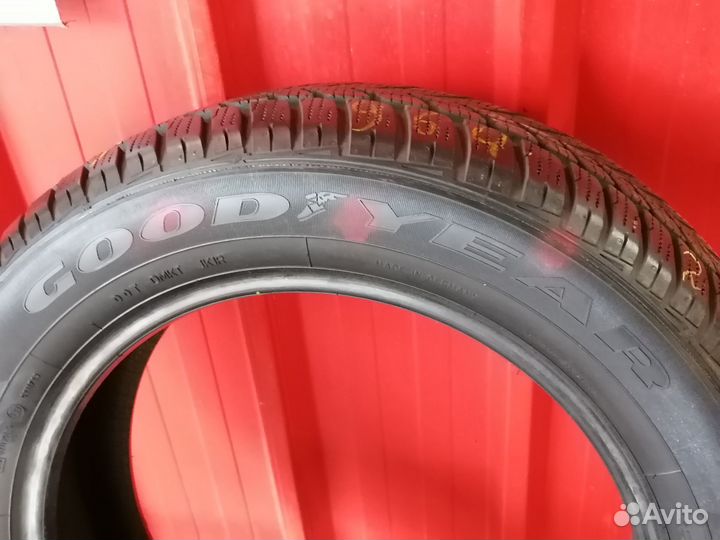Goodyear UltraGrip Performance 2 215/60 R17