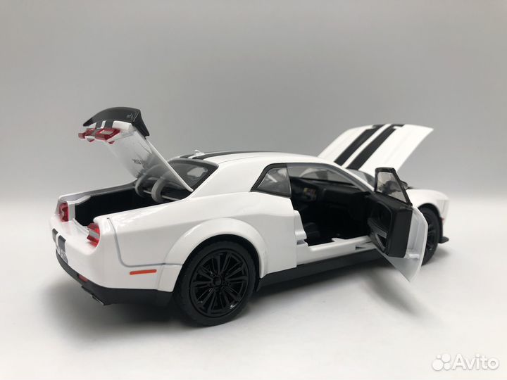Модель автомобиля Dodge Challenger 1:24 металл
