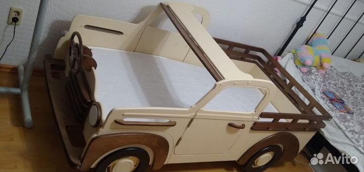 Детская кровать-машинка