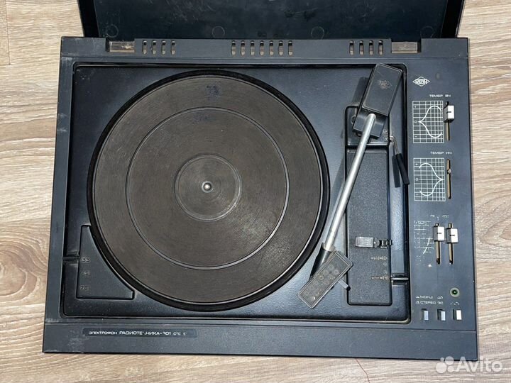 Виниловый проигрыватель и колонки